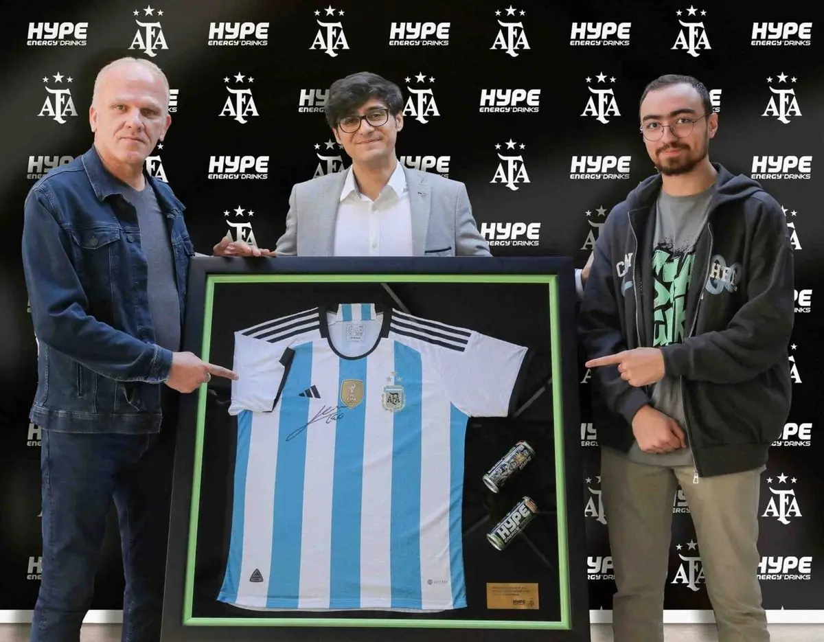 ۳ پیراهن تیم آرژانتین با امضای مسی به طرفداران ایرانی اهدا شد