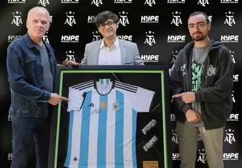 ۳ پیراهن تیم آرژانتین با امضای مسی به طرفداران ایرانی اهدا شد