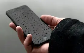 اولین کاری که باید بعد از خیس شدن گوشی اندرویدی خود انجام دهید
