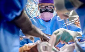 انجام اولین پیوند کامل چشم در جهان