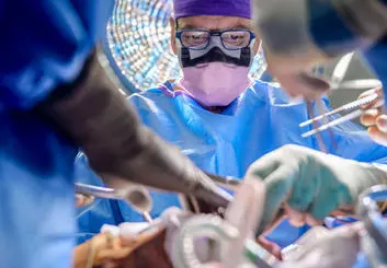 انجام اولین پیوند کامل چشم در جهان