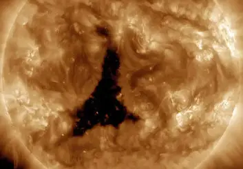 حفره‌‌ای عظیم روی خورشید دقیقا رو به زمین گشوده شده است
