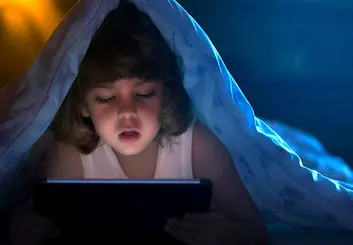 استفاده طولانی‌مدت از نمایشگرها به مغز کودکان آسیب می‌رساند