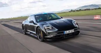 پورشه از کابین خودروی تایکان رونمایی کرد