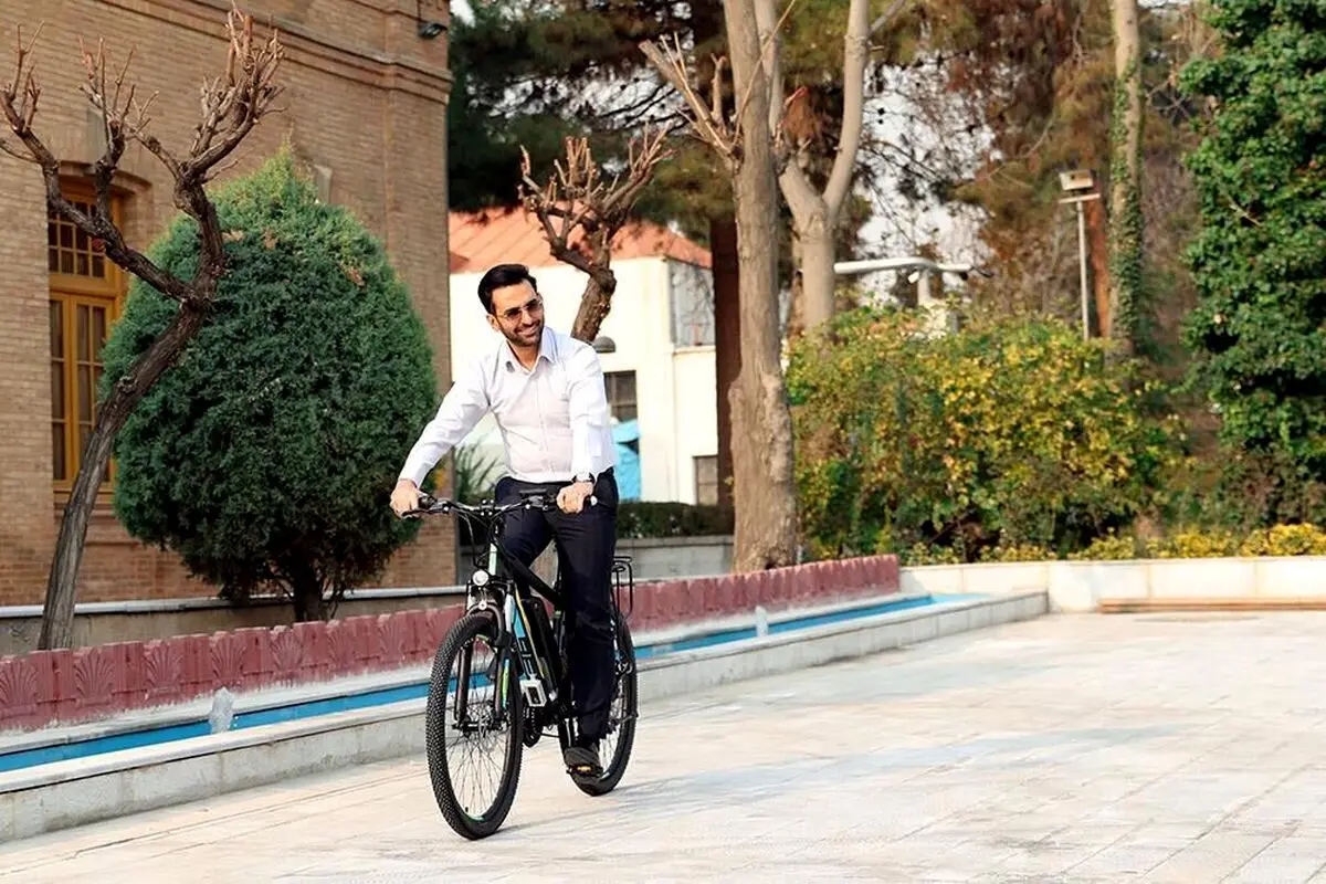 در هفته آلوده تهران؛ وزیر ارتباطات بدون خودرو تردد می کند