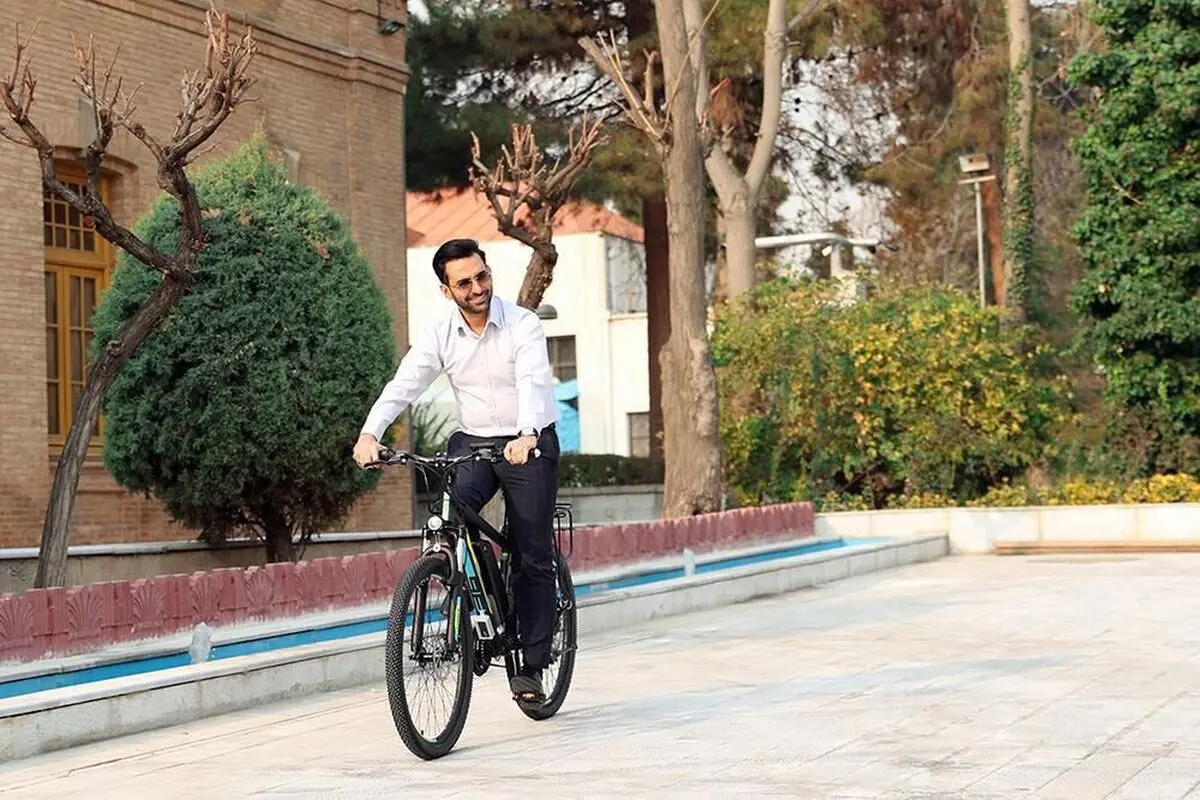 در هفته آلوده تهران؛ وزیر ارتباطات بدون خودرو تردد می کند