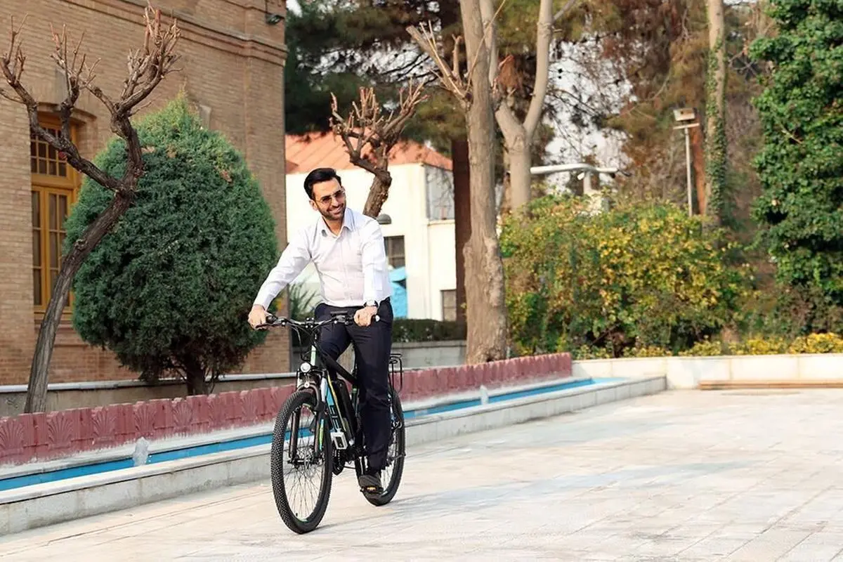 در هفته آلوده تهران؛ وزیر ارتباطات بدون خودرو تردد می کند