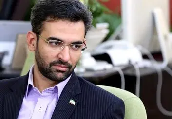 حمایت عجیب آذری جهرمی از تولید ایرانی با گوشی آمریکایی