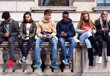 استفاده از گوشی برای افراد زیر 21 سال ممنوع می شود؟