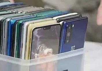 تصاویر لو رفته از وان پلاس 8 لایت به دوربین اصلی سه گانه اشاره می کنند