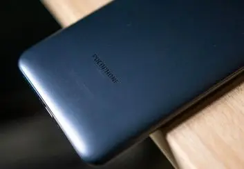 تصاویر گوشی پوکوفون F2 لایت به اینترنت راه پیدا کرد