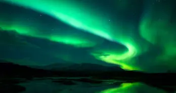 شفق زیبای قطبی ناشی از سوراخ بزرگ در تاج خورشید