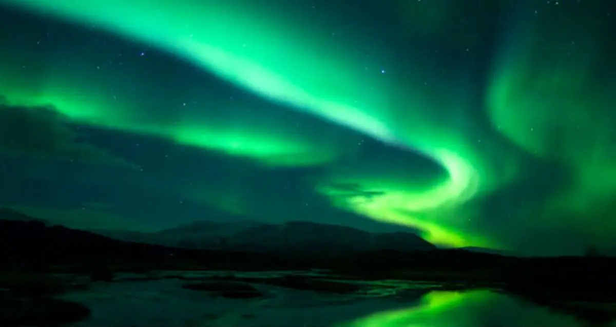 شفق زیبای قطبی ناشی از سوراخ بزرگ در تاج خورشید