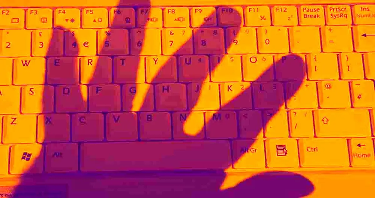 مغزمتفکر و عامل اختلال در اینترنت به دادگاه احضار شد