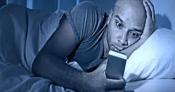 خطرات کشنده نور گوشی ها برای بدن در شب