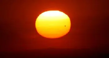 شی مرموز در مقابل خورشید چیست؟