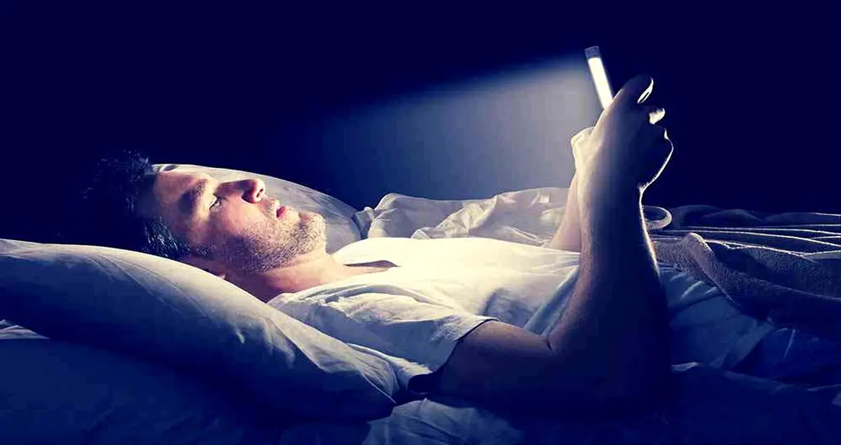 چرا نگاه کردن به گوشی قبل از خواب برای بدن مضر است؟