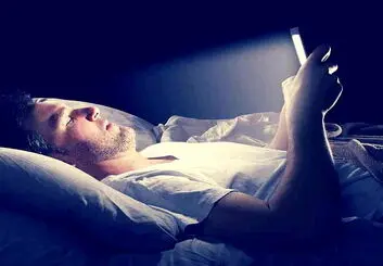 چرا نگاه کردن به گوشی قبل از خواب برای بدن مضر است؟