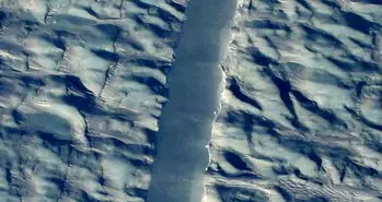 انتشار عکس شکاف مرموز یخچال های طبیعی توسط ناسا