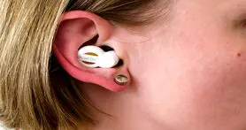 نقد و بررسی گجت QuietOn؛ کاهش صداهای مزاحم در یک چشم بر هم زدن