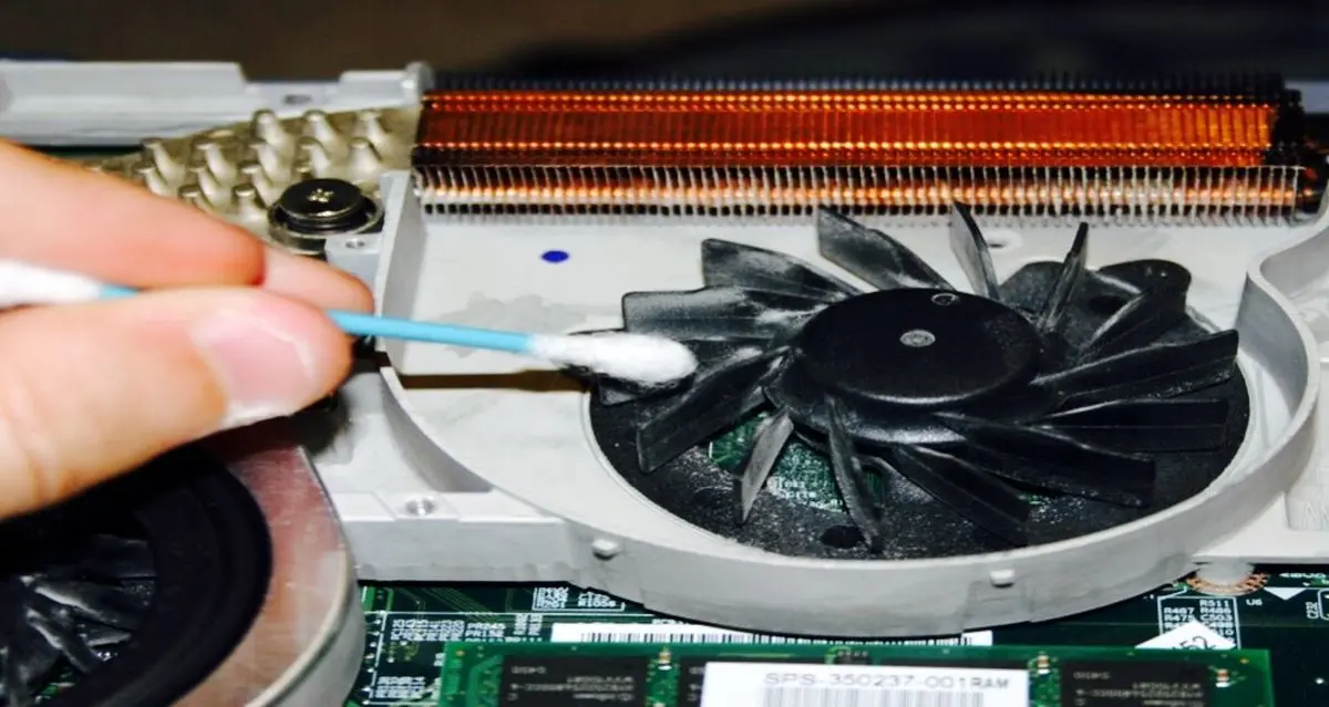 چگونه فن یک لپ تاپ را بدون استفاده از هوای فشرده پاکسازی کنیم؟