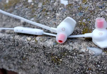 هدفون Fitbit Flyer به ساعت های هوشمند متصل می شود!