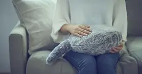تماشا کنید؛ این گربه رباتیک به صاحب خود آرامش می‌بخشد