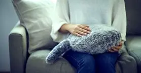 تماشا کنید؛ این گربه رباتیک به صاحب خود آرامش می‌بخشد
