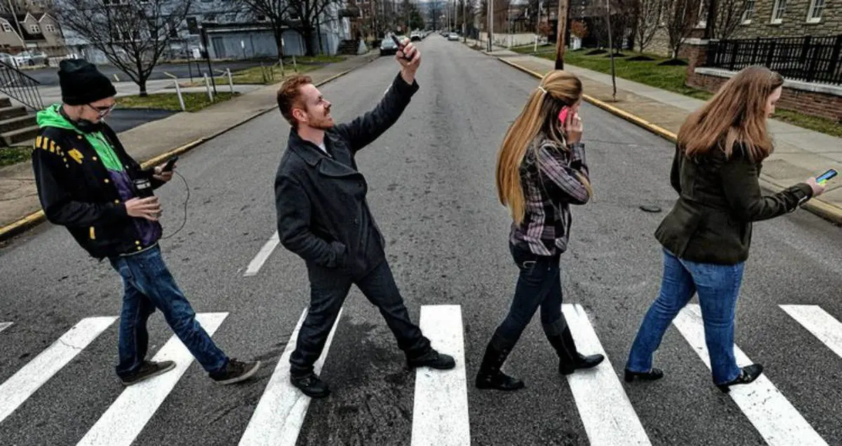 استفاده از گوشی هنگام عبور از خیابان برای عابران پیاده شهر هونولولو جریمه نقدی به همراه دارد!