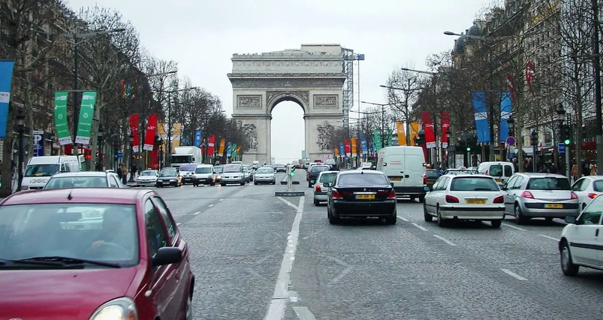 پاریس تا سال ۲۰۳۰ همه خودروهای بنزینی خود را از رده خارج می‌کند!