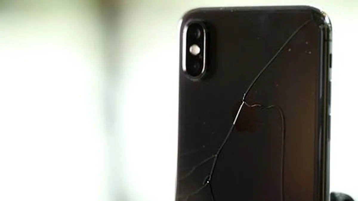 آیفون X زیر فشار تست خراش و دراپ تست طاقت نیاورد!