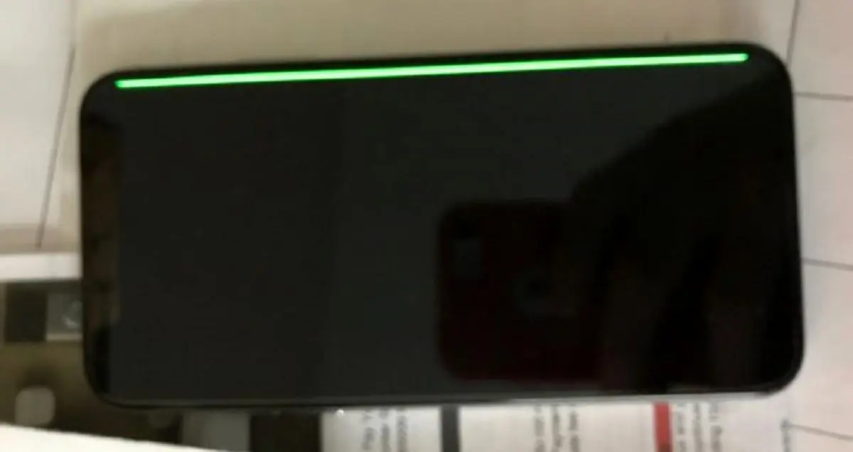 خط سبز رنگ در حاشیه صفحه نمایش آیفون X مشکل‌ساز شد!