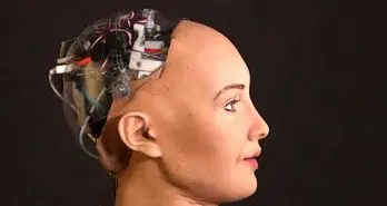 سوفیا ربات هوشمند: مهم نیست که به عنوان زن شناخته شوم/ اهدافم بشردوستانه است!