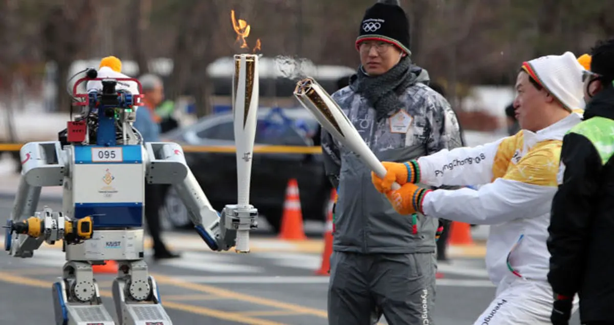 ربات Hubo مشعل المپیک زمستانی 2018 را حمل کرد