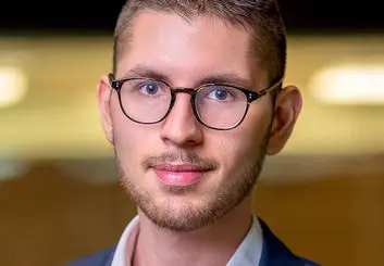 این جوان 24 ساله با سرمایه گذاری در بیت کوین پول پارو می کند!