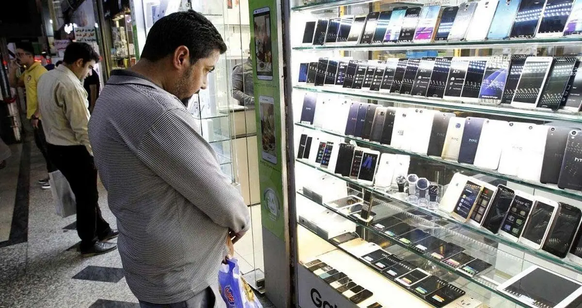 7 واحد تجاری غیر مجاز در مجتمع بازار موبایل ایران پلمب شد