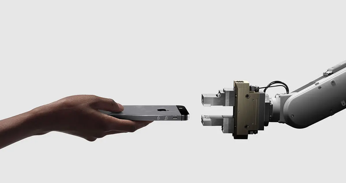 تماشا کنید: مهارت خیره کننده ربات اپل در بازیافت قطعات آیفون