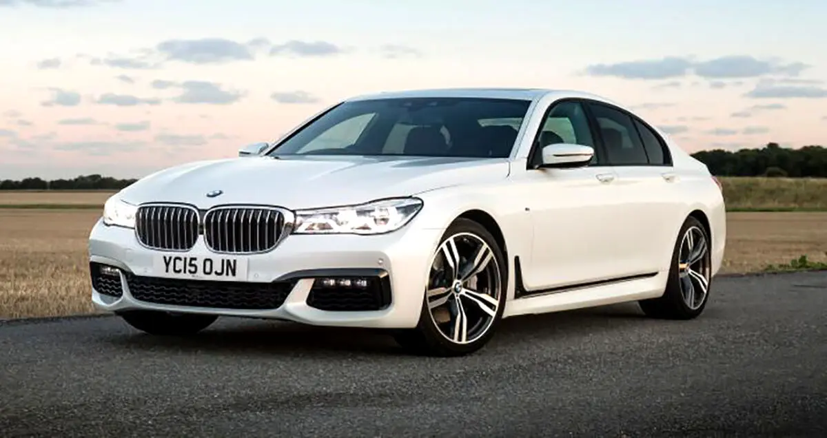 تماشا کنید: قابلیت پارک خودکار در BMW سری 7 چگونه کار می‌کند؟