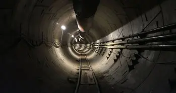 تماشا کنید: جابه جایی برق آسای ماشین تسلا مدل X در یکی از تونل های شرکت Boring