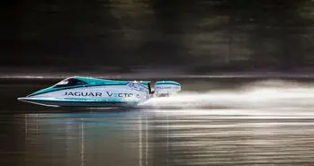 رکورد سریع ترین قایق الکتریکی جهان شکسته شد!