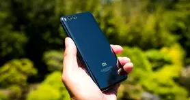 تماشا کنید: مقاومت شیائومی Mi 8 در برابر آب چگونه است؟
