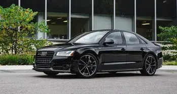 تماشا کنید: مقایسه شتاب آئودی S8 Plus و بی ام و M760Li