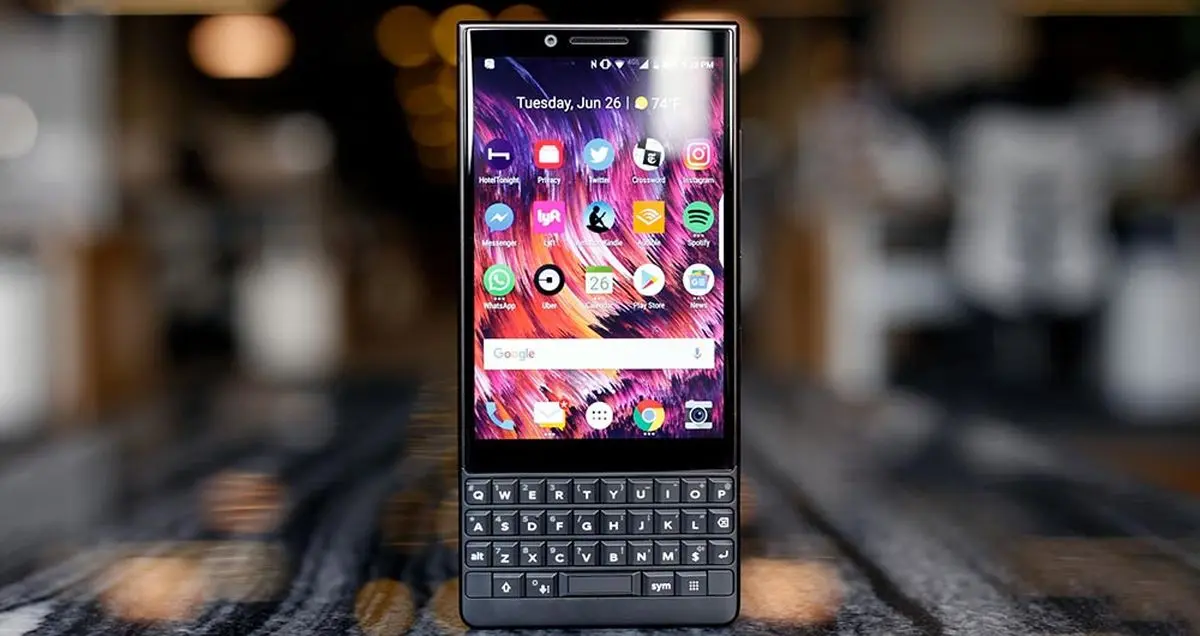 تماشا کنید: مقایسه بلک بری Key2 و آیفون X