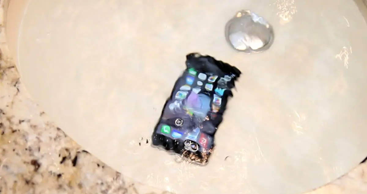 این گوشی آیفون 48 ساعت زیر آب اقیانوس دوام آورد!