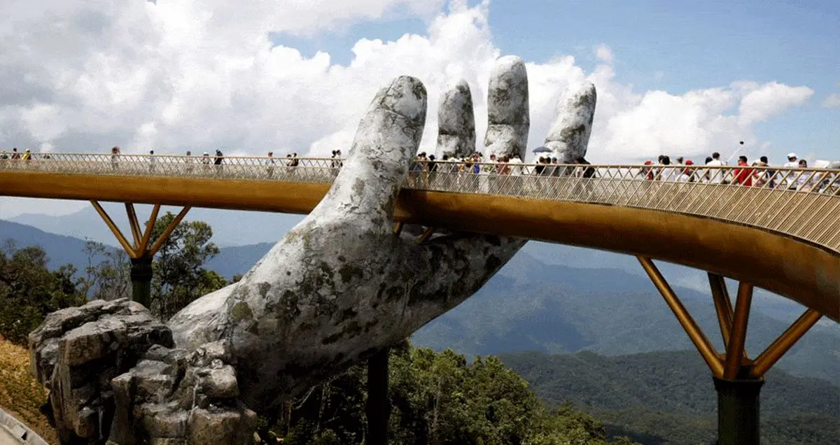 این دو دست سنگی عظیم الجثه پل طلایی ویتنام را در هوا نگه می دارد!