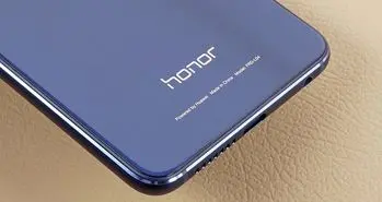 تصاویر واقعی آنر 8X به نمایشگر غول پیکر آن اشاره می کند