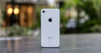 صفحه فروش آیفون ۹ به رنگ های نارنجی تند و آبی کبالتی اشاره می کند!