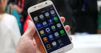 720 هزار گوشی در انبار ماند/ تقلا برای ترخیص خودروهای لوکس از گمرک