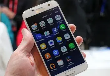 720 هزار گوشی در انبار ماند/ تقلا برای ترخیص خودروهای لوکس از گمرک