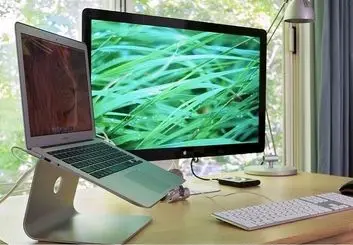 9 وسیله ای که هرگز نباید روی میز کار خود نگه دارید!